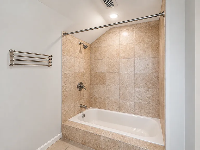 324 W 8th St #3 — Photo 12
