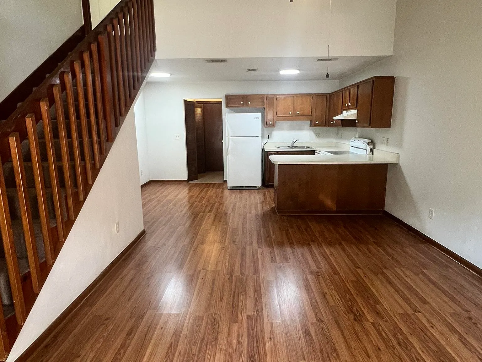 2 bed, 976 sqft, $1,200 — Photo 2