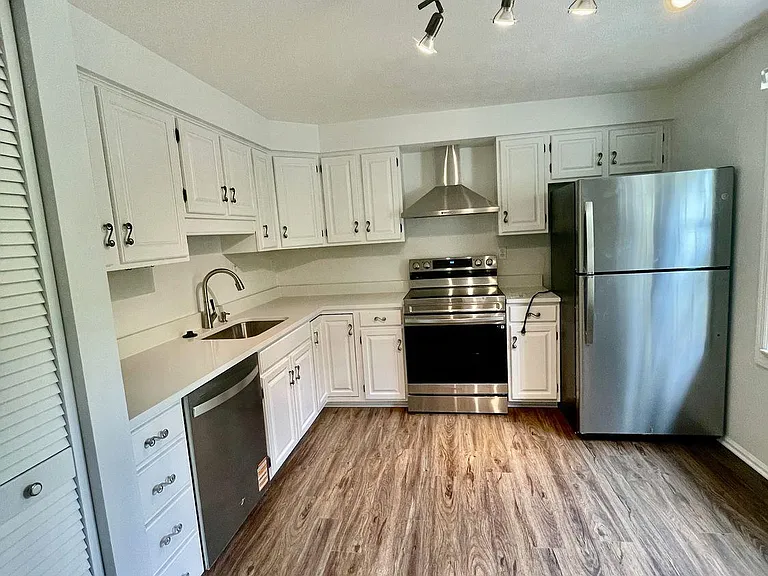 1010 River Oaks Dr — Photo 5