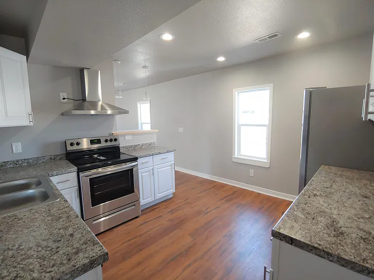 1208 Taylor Ave — Photo 5