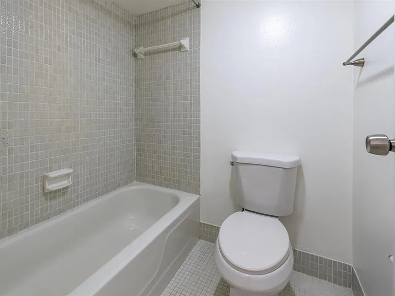 6061 N Falls Circle Dr #402 — Photo 17