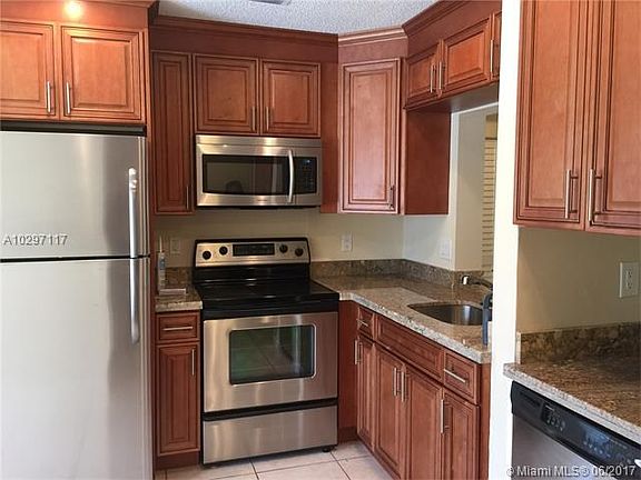 2nd image of 2562 Riverside Dr #321