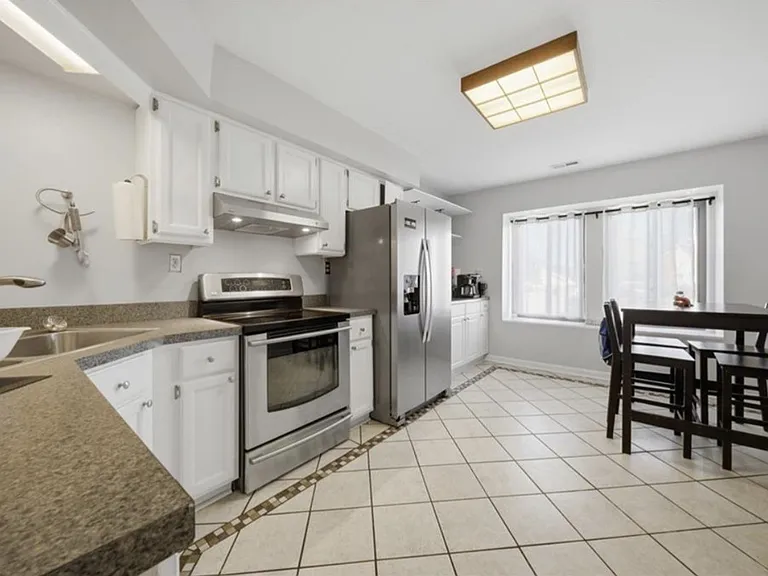 719 Waters Dr — Photo 7