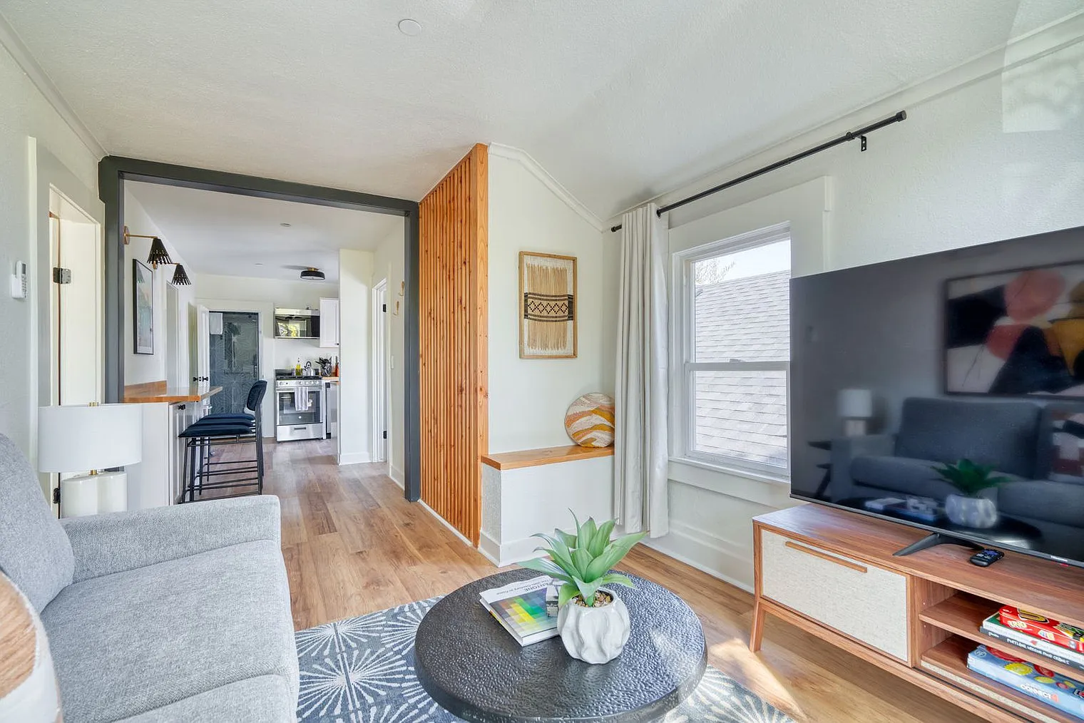 2 bed, 1.0 bath, 656 sqft, $4,179 — Photo 4