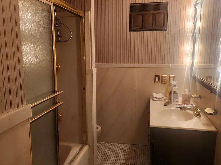 456-458 Strayer St #1 — Photo 5