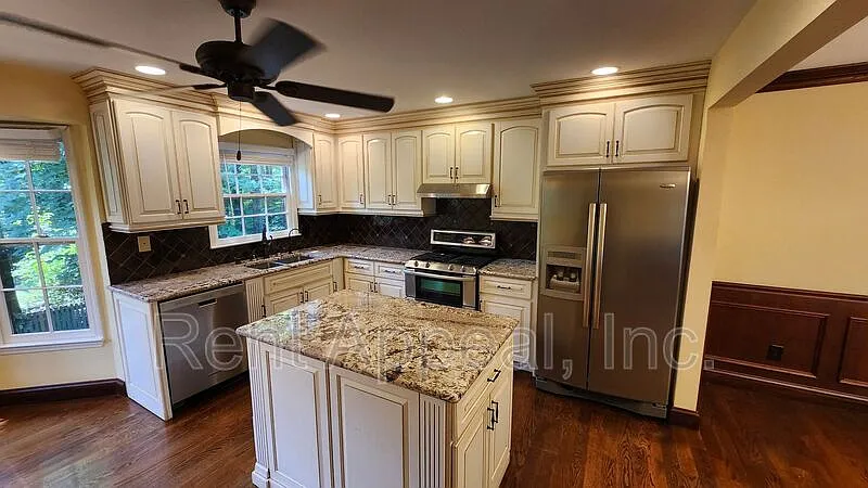 3 bed, 2.5 bath, 2220 sqft, $2,925 — Photo 2