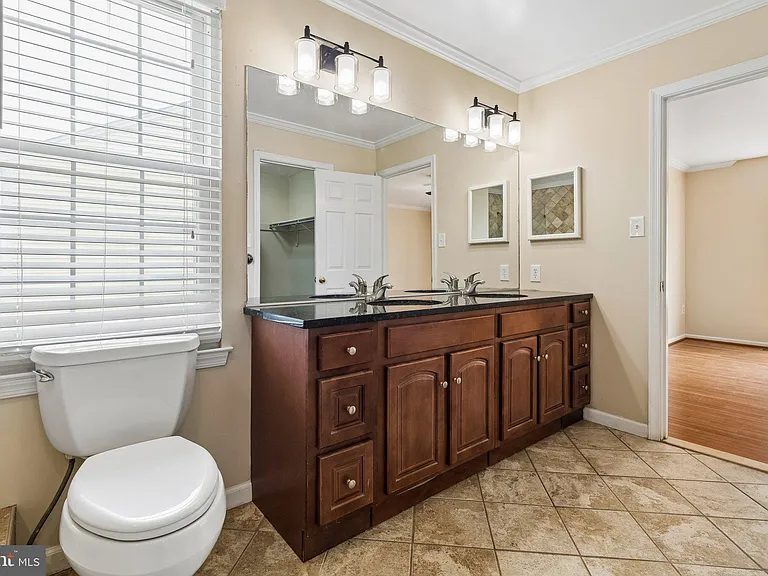 820 Chatsworth Dr — Photo 10