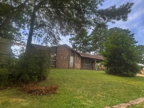 11 Hoy Green Acres Dr, Laurel, MS 39443
