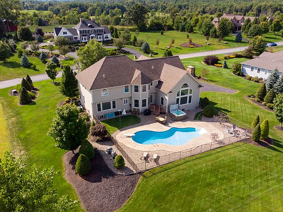 3rd image of 22 Grandview Dr