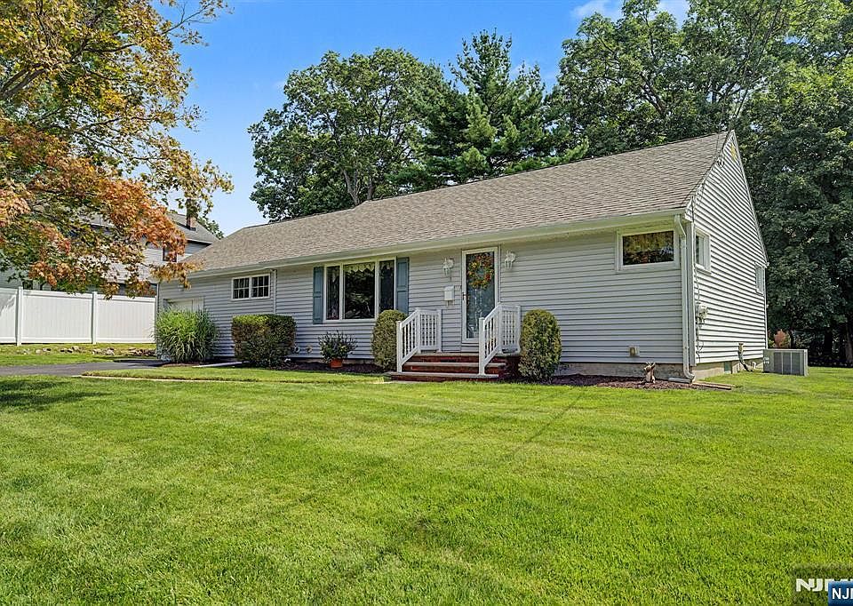 1st image of 5 Holyoke Dr