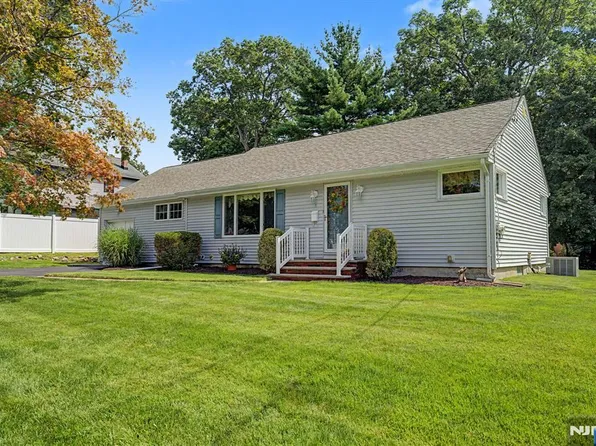 5 Holyoke Dr, Oakland, NJ 07436