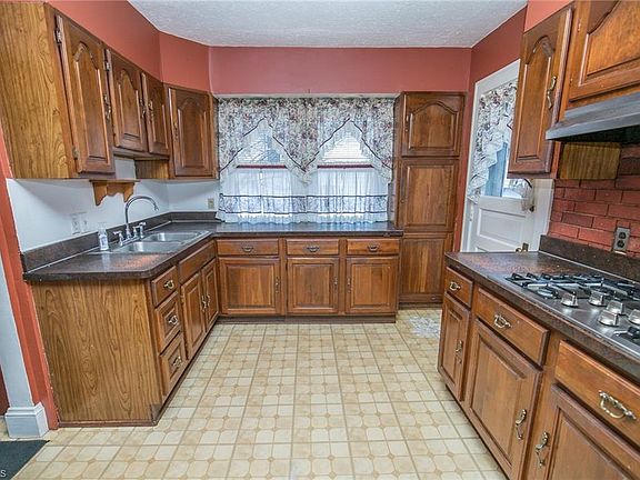 3rd image of 195 Union St