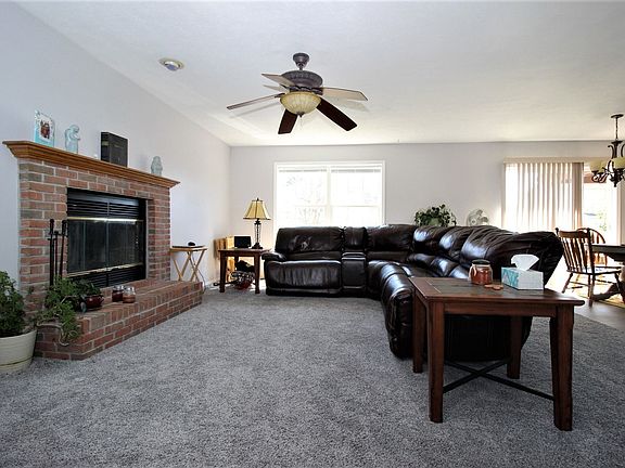 4th image of 3601 Castlemain Dr