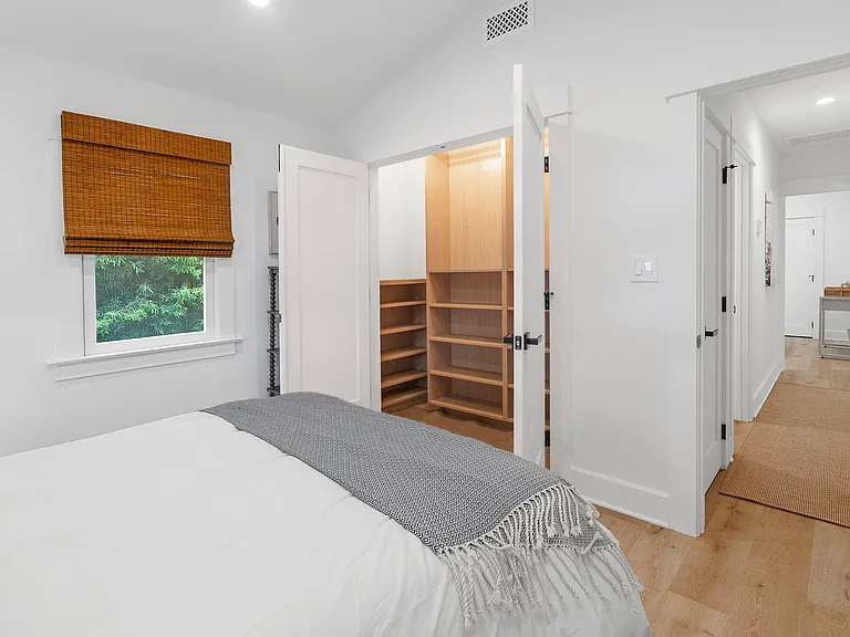 204 S Broadway — Photo 5