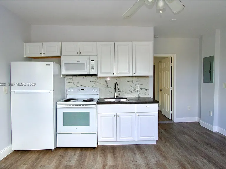 1142 SW 4th St #15 — Photo 5