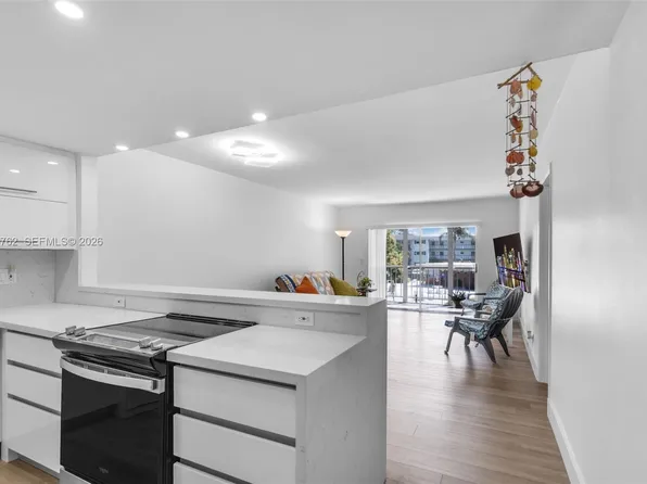 1101 Hillcrest Ct APT 206, Hollywood, FL 33021