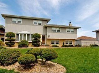 520 W Eggerding Dr, Addison, IL 60101