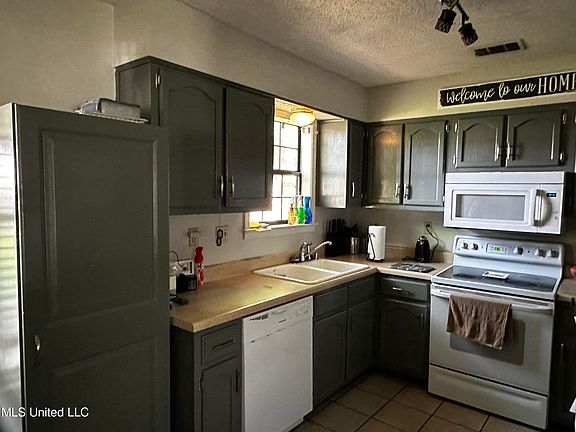 4th image of 276 Sandalwood Dr
