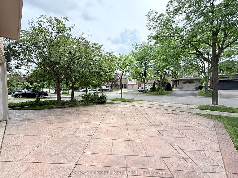 5735 Tayside Cres — Photo 3