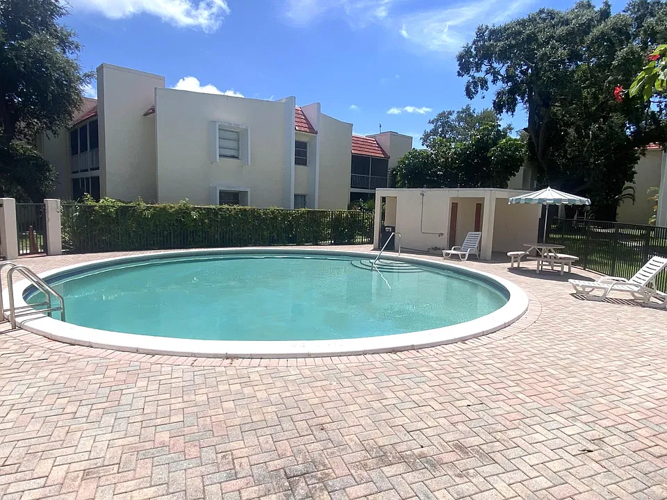618 NW 13th St #120