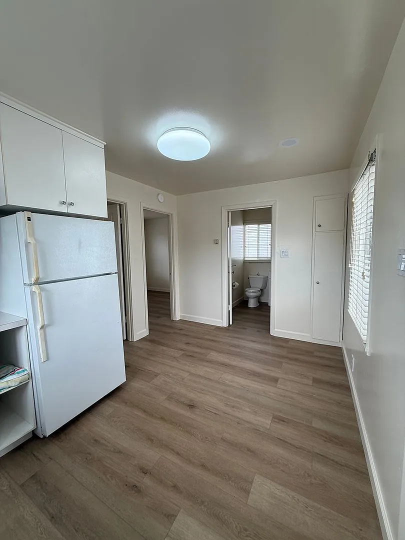 Charming 1-Bedroom Home with Bonus Room & 2-Car Garage in SSF — Photo 4