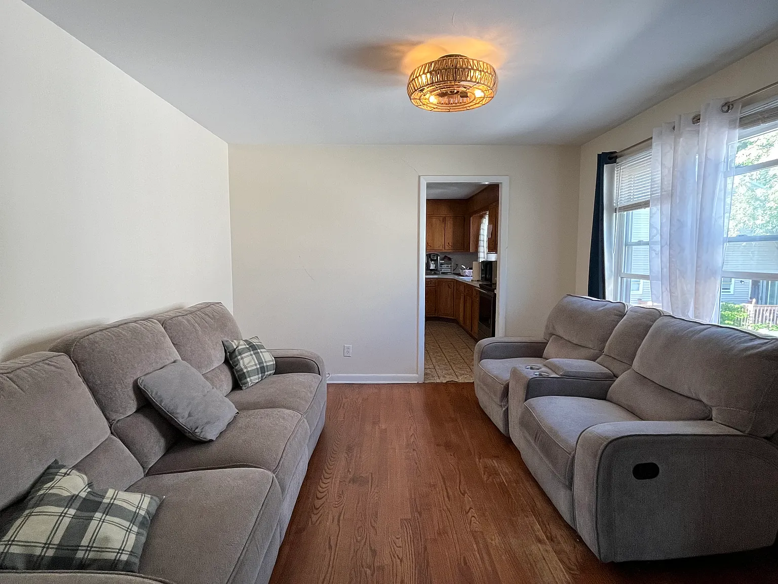 3 bed, 1152 sqft, $2,400 — Photo 2