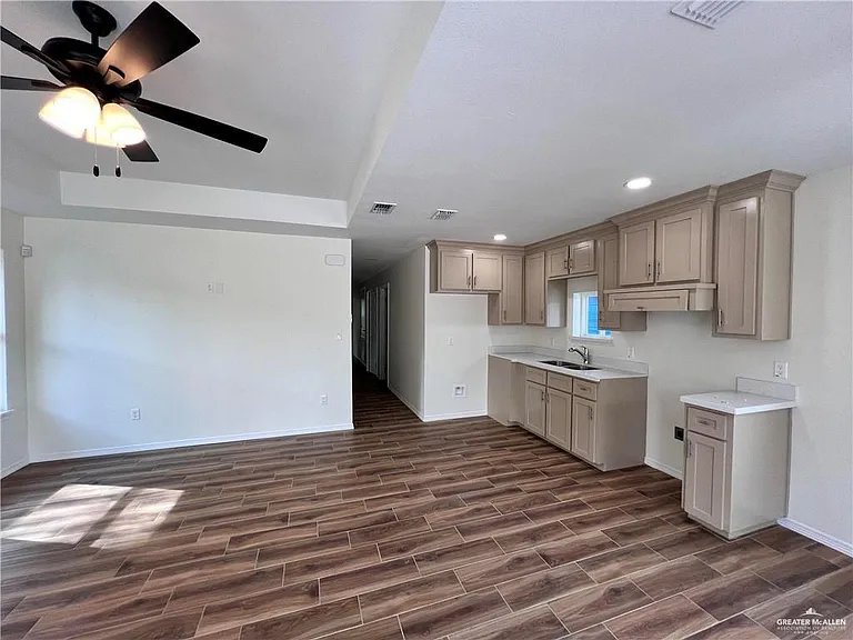 622 E Llano Grande St — Photo 3