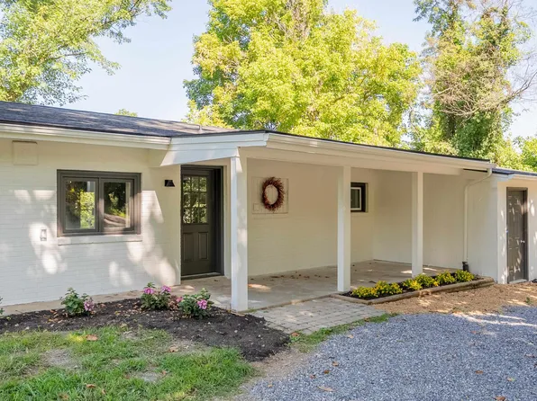 5687 Peterson Dr, Radford, VA 24141