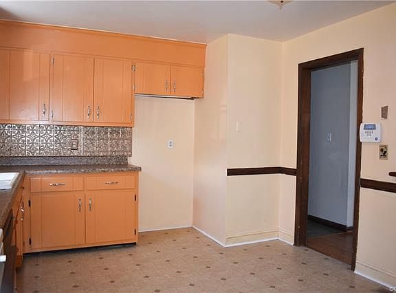 4th image of 15200 Wellesley Dr