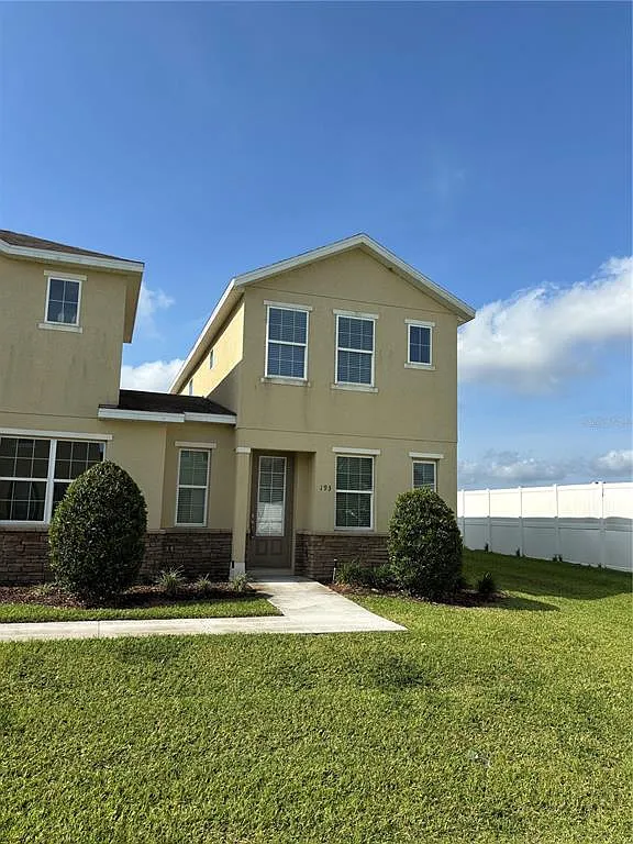 3 bed, 2.5 bath, 1612 sqft, $1,890 — Photo 2
