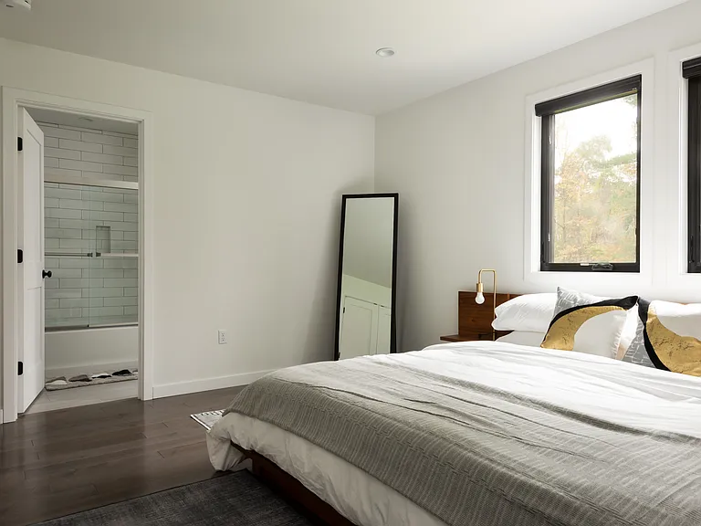 Primary King Ensuite bedroom