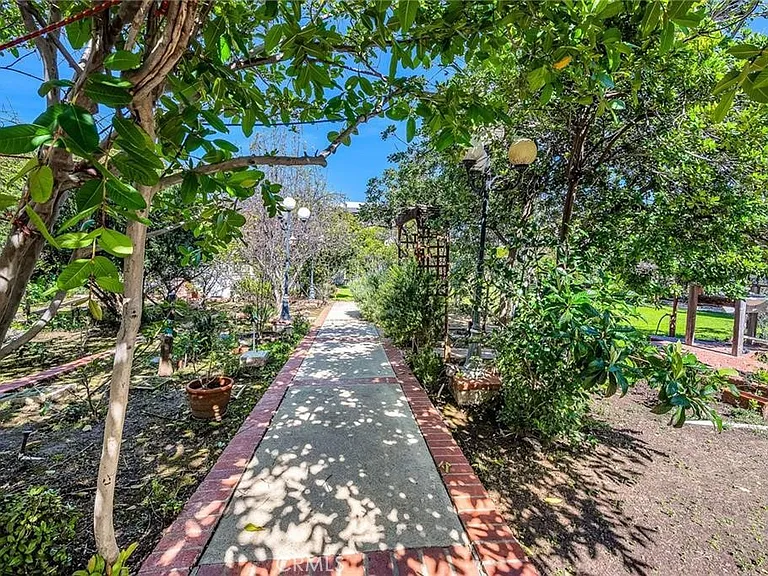 18423 Linnet St — Photo 49