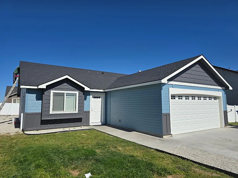 649 Clinton Dr — Photo 1