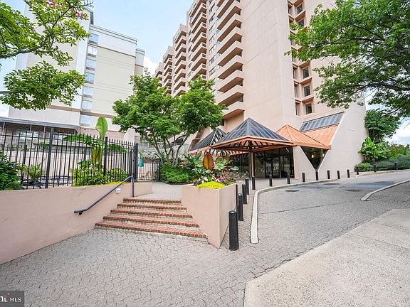 4th image of 1301 N Courthouse Rd APT 1804
