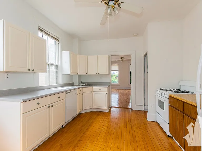 2317 N Southport Ave #CH3 — Photo 3