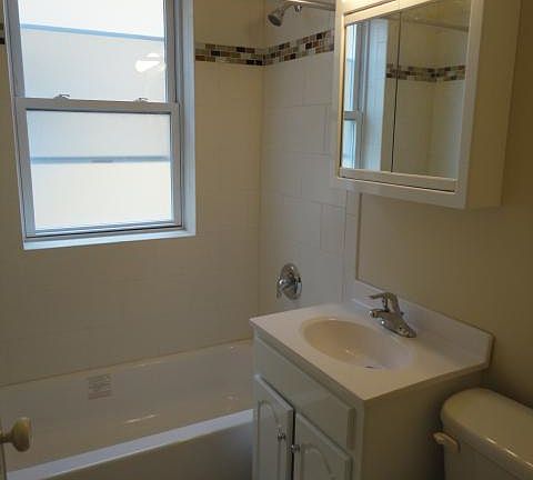 3rd image of 856 W Cornelia Ave #3