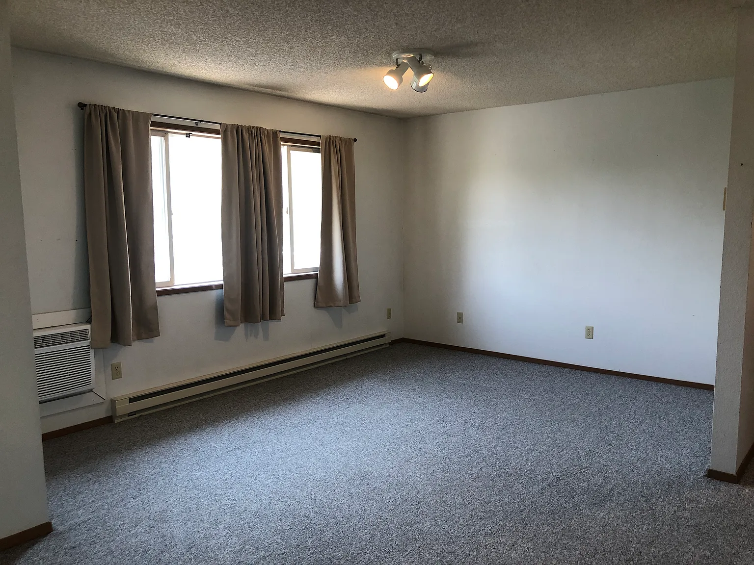 2 bed, 975 sqft, $1,350 — Photo 4