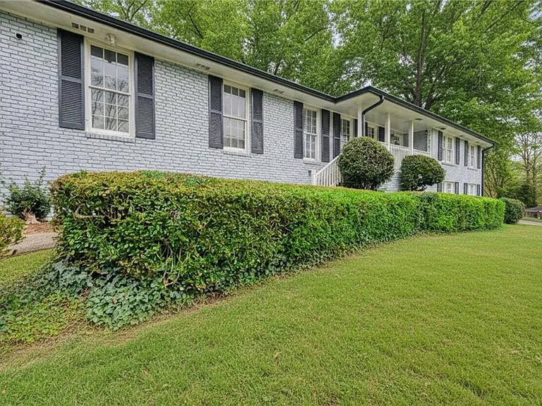 2418 Brookdale Dr NE — Photo 2