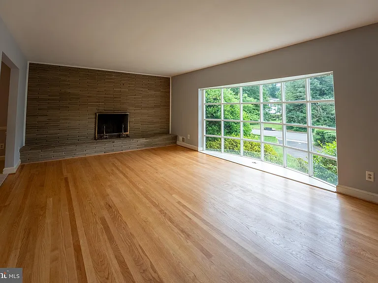 6438 Woodville Dr — Photo 7