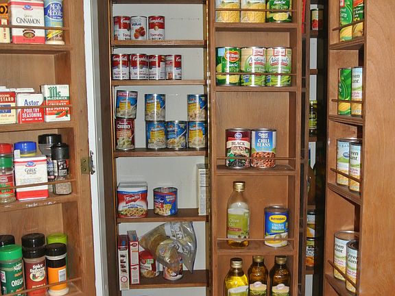 CUSTOM PANTRY