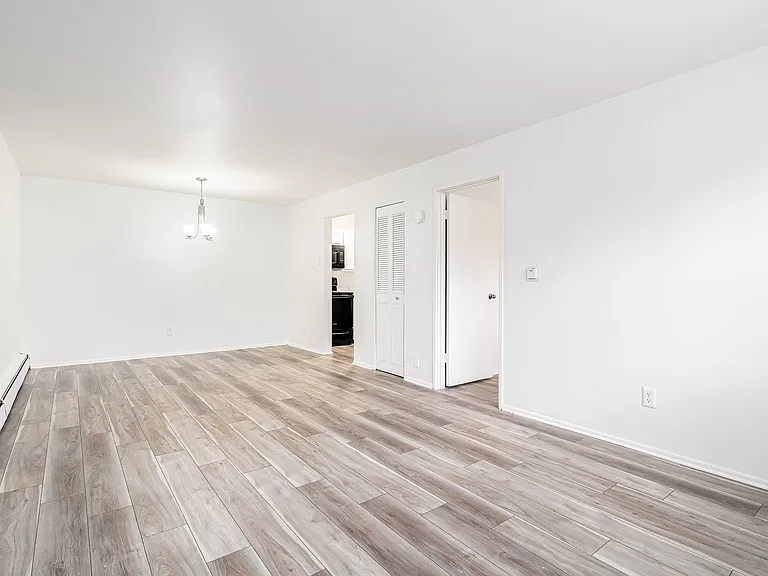 Lindsay Court Apartments — Photo 9