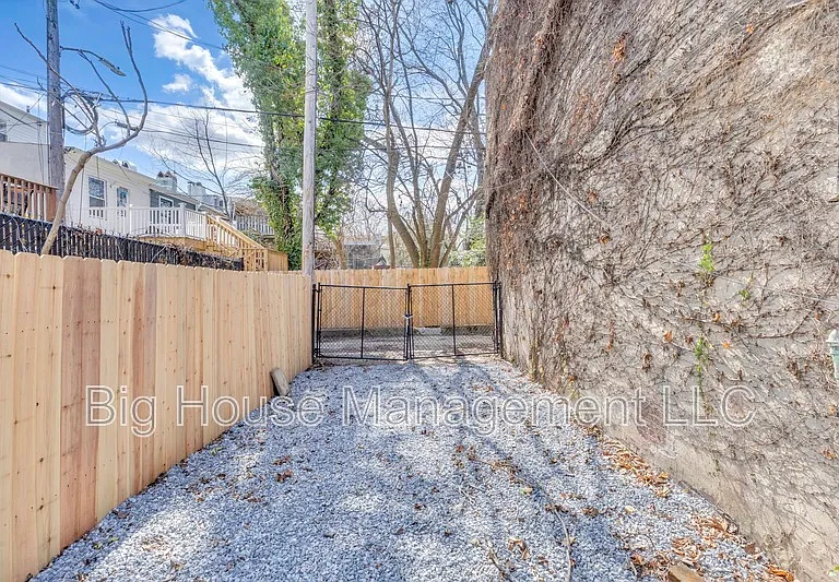 1105 W Lombard St — Photo 17