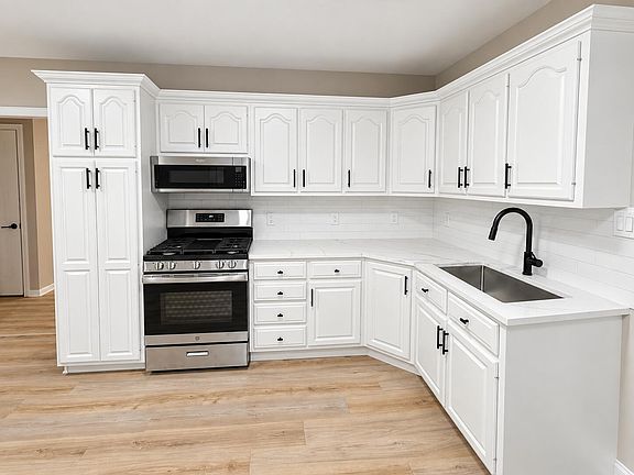 3rd image of 1218 E Farragut St