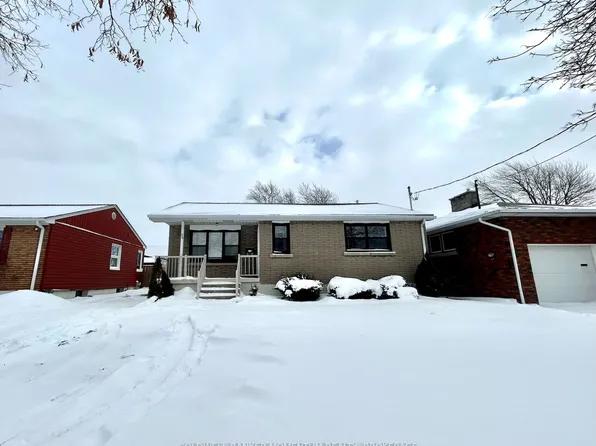 34 Golden Blvd E, Welland, ON L3B 1H4