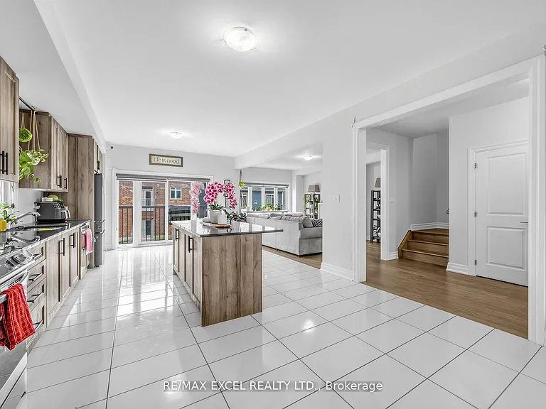 1454 Stovell Cres — Photo 9