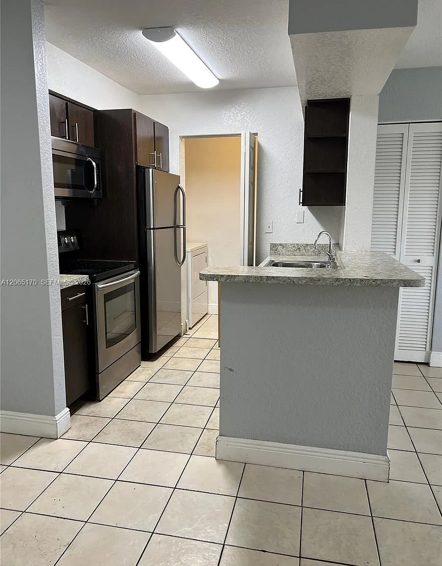 Royal Poinciana Condo — Photo 4