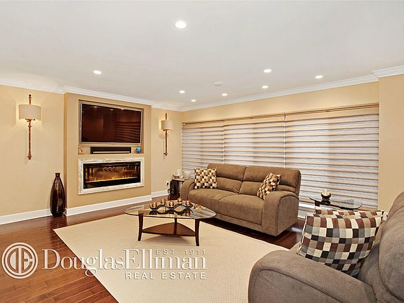 3rd image of 92 Acorn Ponds Dr