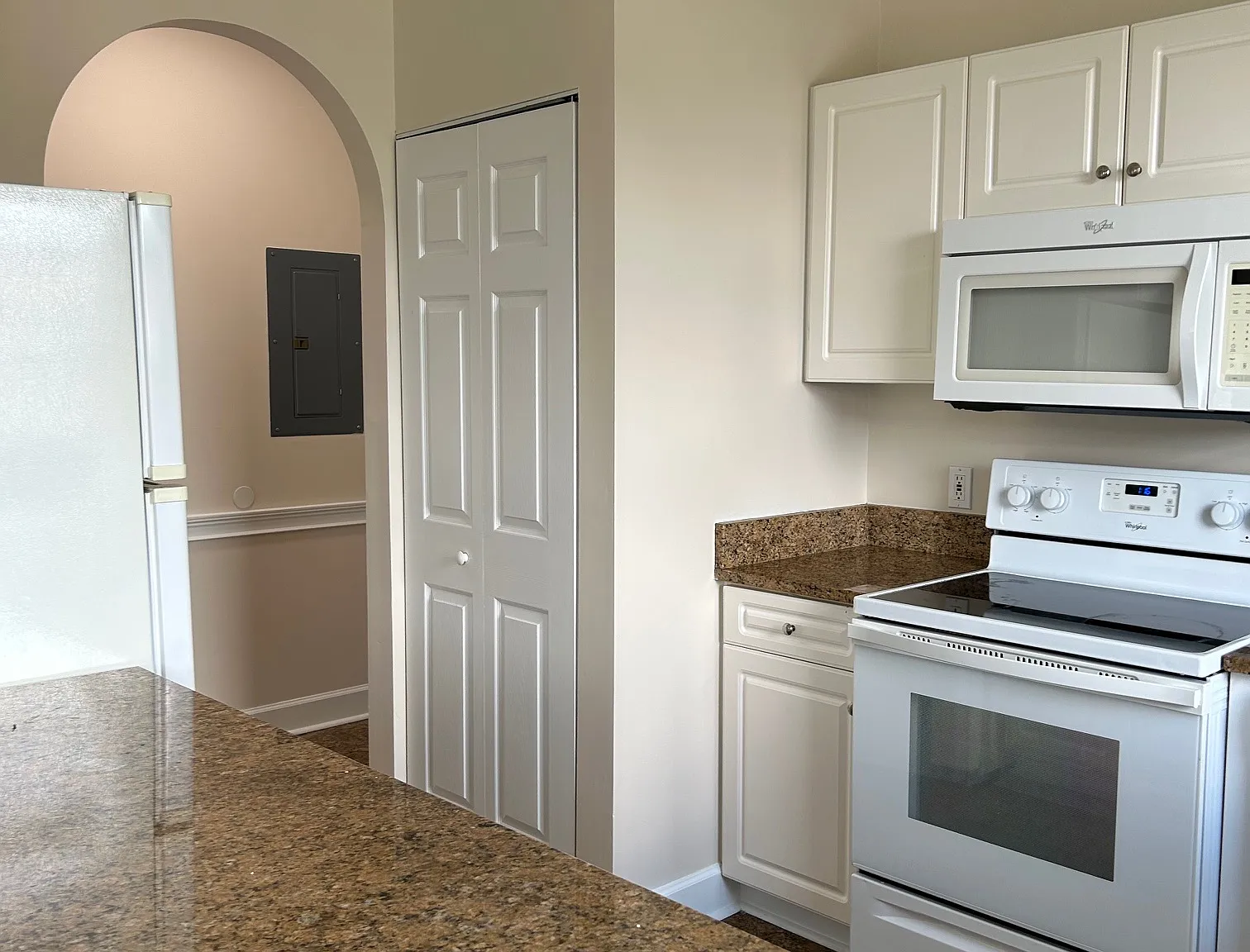 2 bed, 1000 sqft, $1,600 — Photo 3