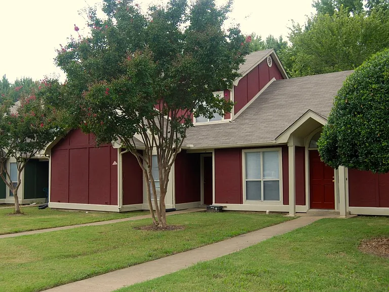 1800 Joy Cir — Photo 2