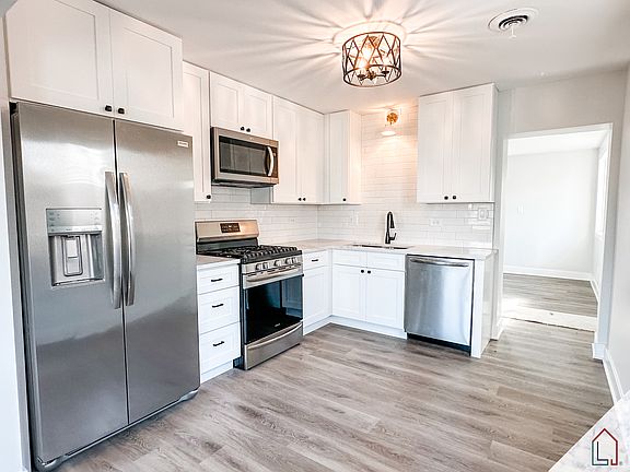 5th image of 215 Indianwood Blvd